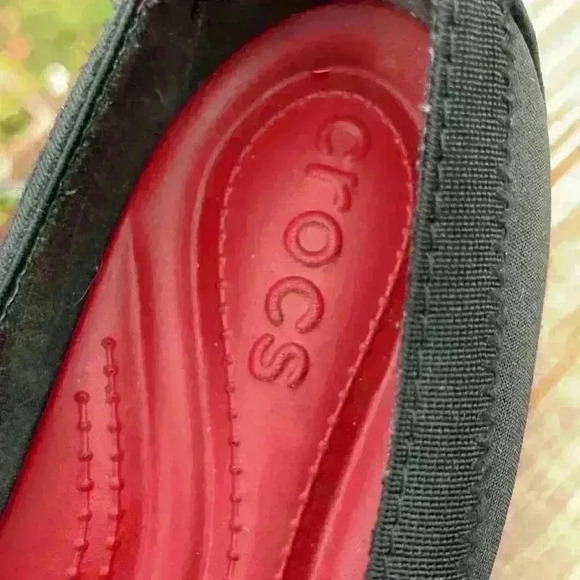 Crocs women’s ballet slip-on flats black size 6 - Picture 2 of 8